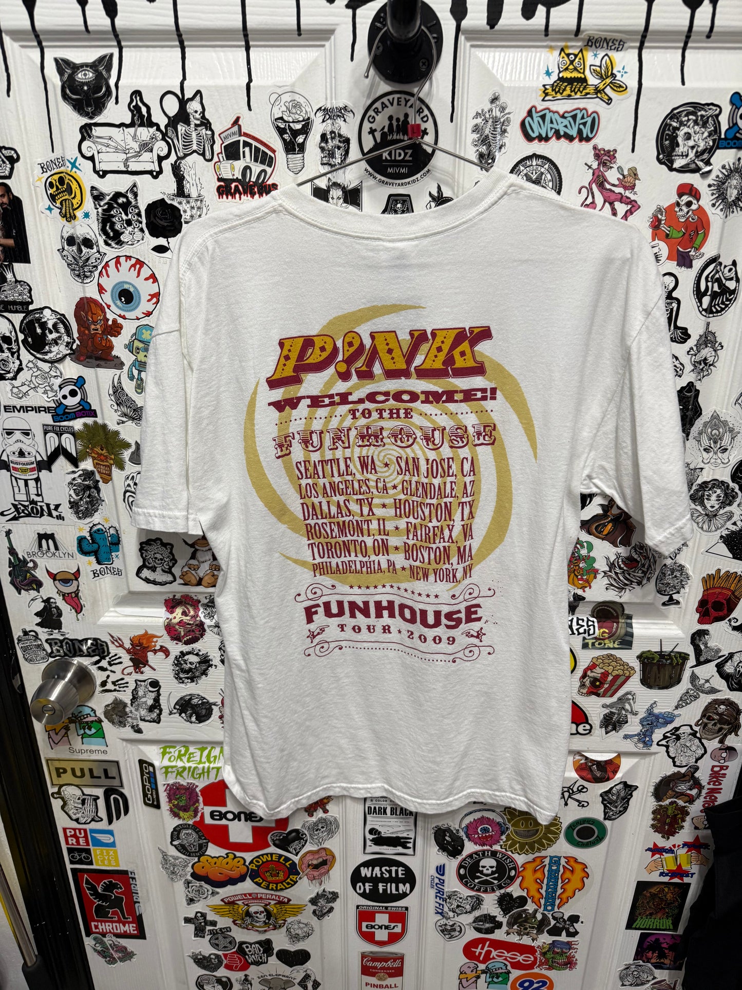 2009 Pink Fun House Tour Tee Size L